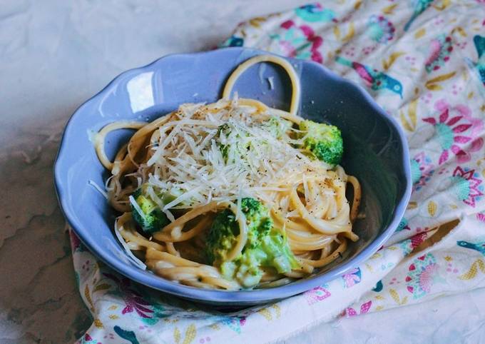 Pasta in creamy-cheese sauce with broccoli �它