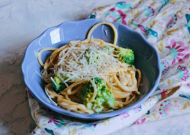Pasta in creamy-cheese sauce with broccoli ?
