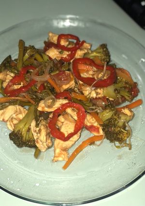 Una foto de Verduras con pollo salteadas tipo shop suey