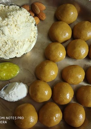 A picture of Besan Ladoo.