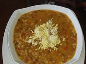 Una foto de lentejas con arroz y carne