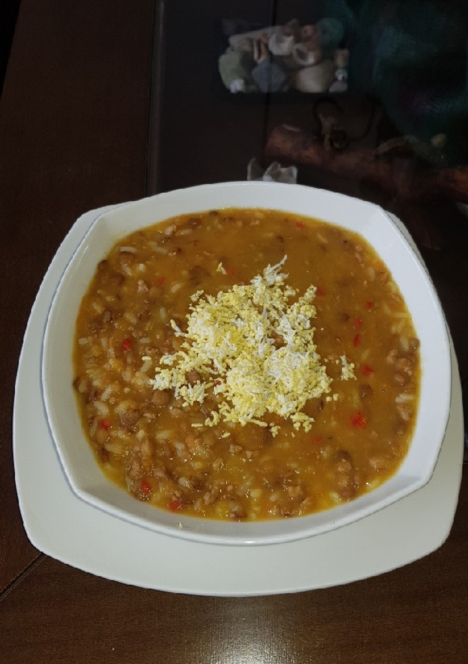 Una foto de Lentejas con carne molida y arroz