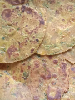 થેપલા (Thepla Recipe In Gujarati) રેસીપી મુખ્ય ફોટો