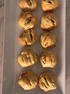 Una foto de Pastelitos de hojaldre rellenos de bechamel con pollo y setas shiitake