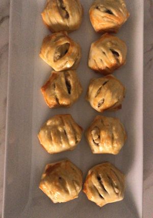 Una foto de Pastelitos de hojaldre rellenos de bechamel con pollo y setas shiitake