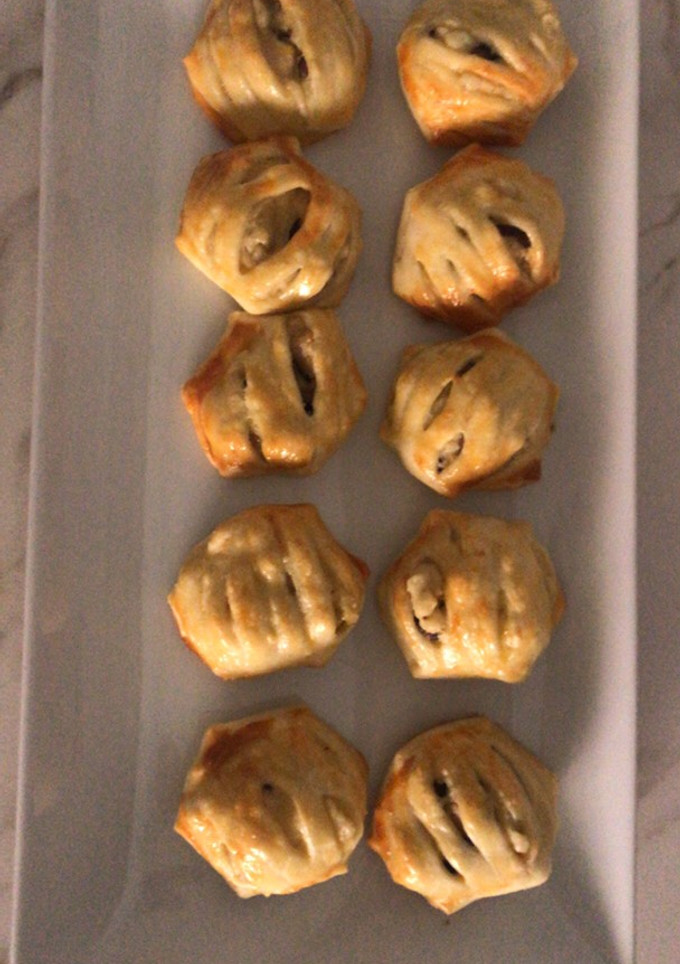 Una foto de Pastelitos de hojaldre rellenos de bechamel con pollo y setas shiitake