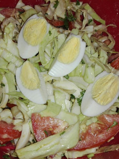 Una foto de Ensalada fresca con huevo duro!!