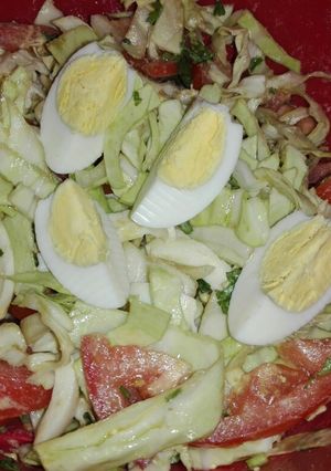 Una foto de Ensalada fresca con huevo duro!!