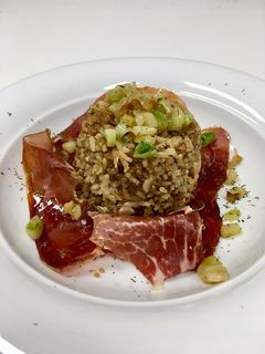 Una foto de Arroz integral con quinoa roja, jamón serrano y ajetes 😋