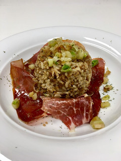 Una foto de Arroz integral con quinoa roja, jamón serrano y ajetes 😋