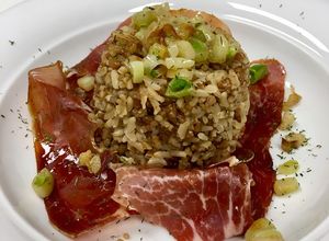 Una foto de Arroz integral con quinoa roja, jamón serrano y ajetes 😋