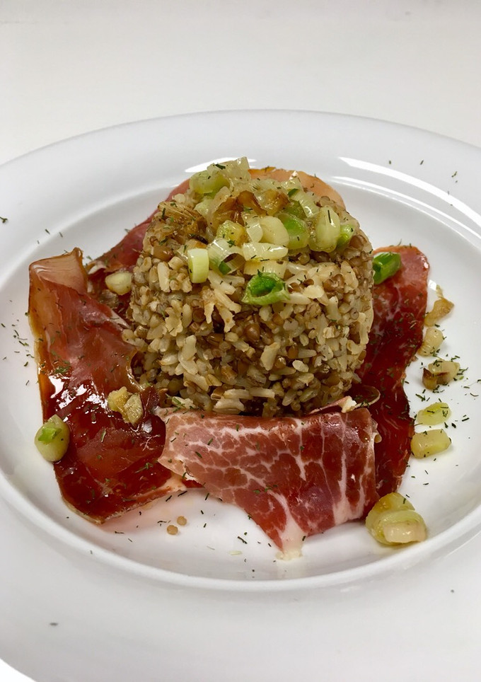 Una foto de Arroz integral con quinoa roja, jamón serrano y ajetes 😋