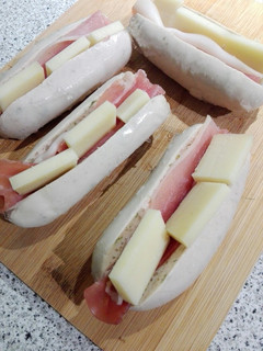 Una foto de Salchichas en sándwich especial barbacoa