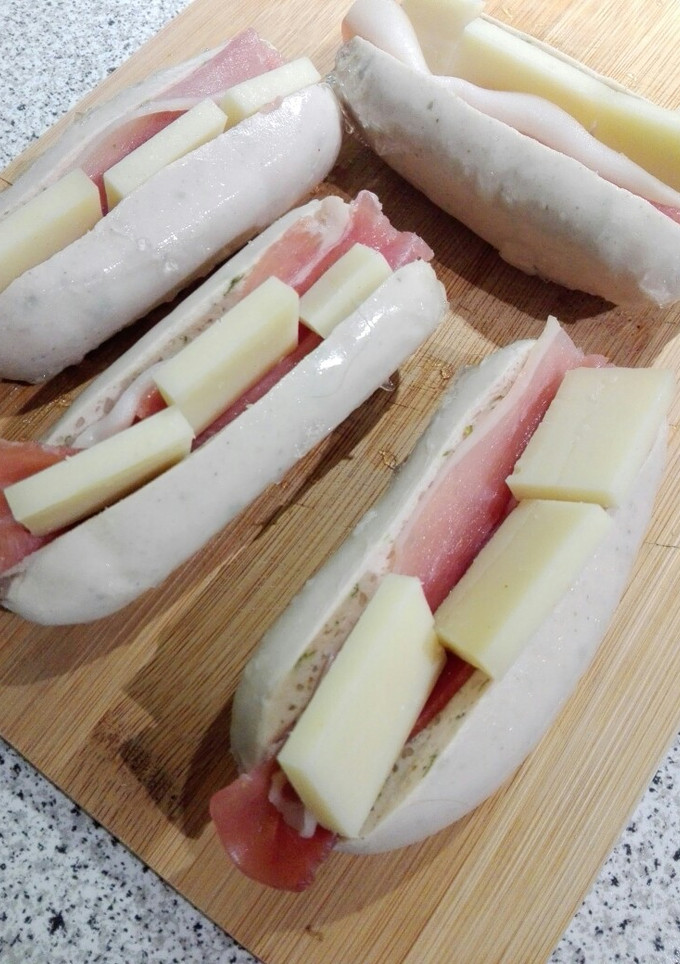 Una foto de Salchichas en sándwich especial barbacoa