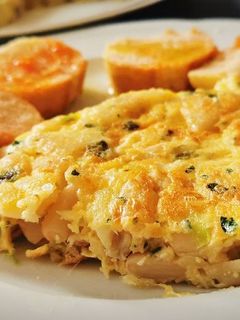 Una foto de Tortilla de Bacalao con Ajetes y Judías blancas