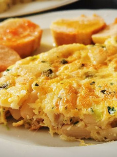 Una foto de Tortilla de Bacalao con Ajetes y Judías blancas