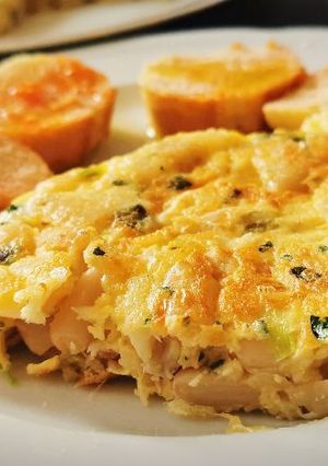 Una foto de Tortilla de Bacalao con Ajetes y Judías blancas
