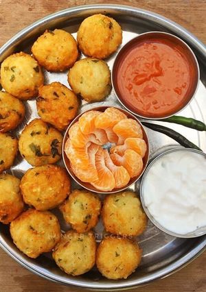 A picture of Poha Aloo Pakoda.