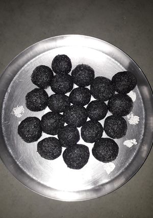 કાળા તલની લાડુડી (Black Til Ladu Recipe In Gujarati) રેસીપી મુખ્ય ફોટો