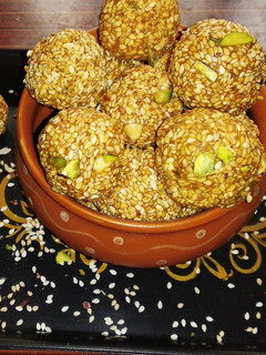 ड्राई फ्रूट्स तिल लड्डू (Dry fruits til ladoo recipe in Hindi) रेसिपी मुख्य फोटो