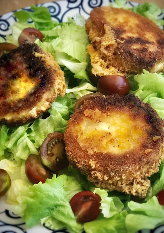 Una foto de Ensalada tibia de rulo de cabra