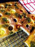 Focaccia de espelta con cherrys, aceitunas negras y pesto de rúcula