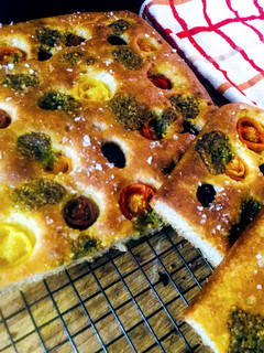 Una foto de Focaccia de espelta con cherrys, aceitunas negras y pesto de rúcula