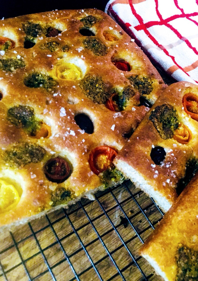 Una foto de Focaccia de espelta con cherrys, aceitunas negras y pesto de rúcula