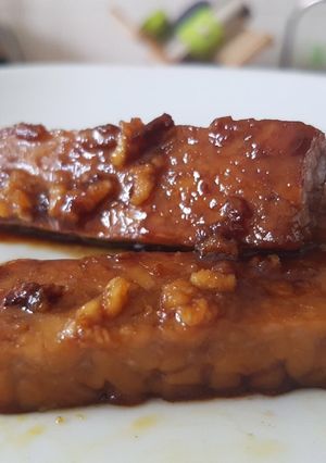 Une photo de Tempeh mariné sauce satay (cacahuètes)