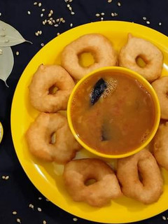 મેંદુ વડા સંભાર (Medu Vada Sambhar Recipe In Gujarati) રેસીપી મુખ્ય ફોટો