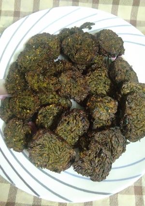 झटपट चुरचुरीत अळुवडी (aluvadi recipe in marathi) रेसिपी चे मुख्य फोटो 