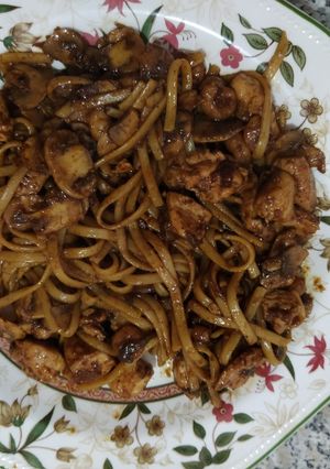 Una foto de Pollo con tallarines estilo chino receta propia