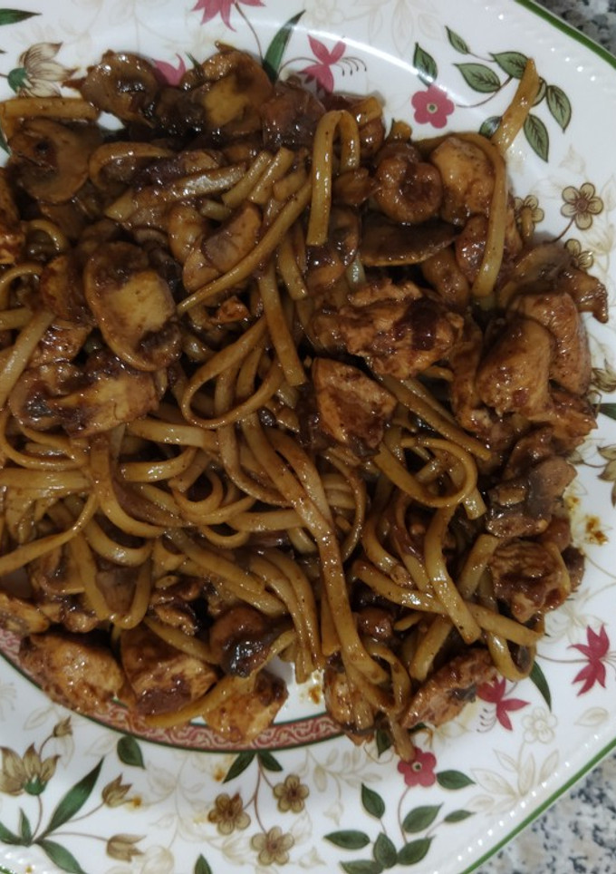 Una foto de Pollo con tallarines estilo chino receta propia