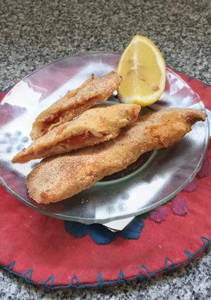 Una foto de Milanesas de pescado rellenas con morrón ahumado