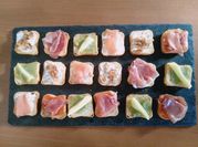 Una foto de canapes queso y jamón serrano