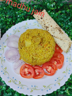 टमाटर सोया चंक्स पुलाव(tamatar soya chunks pulao recipe in hindi) रेसिपी मुख्य फोटो