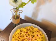 Une photo de salade surimi