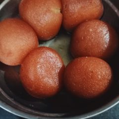 A picture of Gulab jamun.