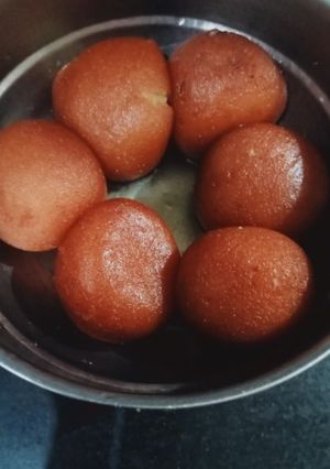 A picture of Gulab jamun.