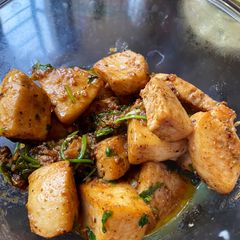 A picture of Garlic and wine swordfish.