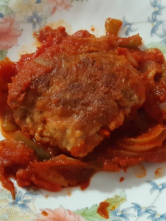 Una foto de Albondigón de aguja de cerdo con tomate