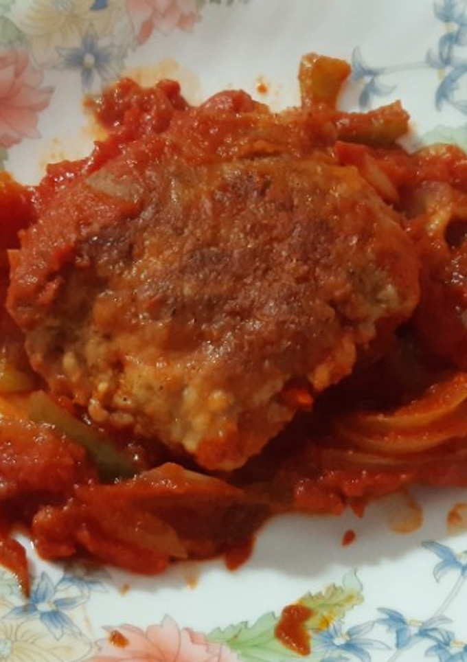 Una foto de Albondigón de aguja de cerdo con tomate
