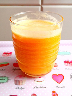 Una foto de Zumo de plátano, manzana y naranja 🍌🍎🍊