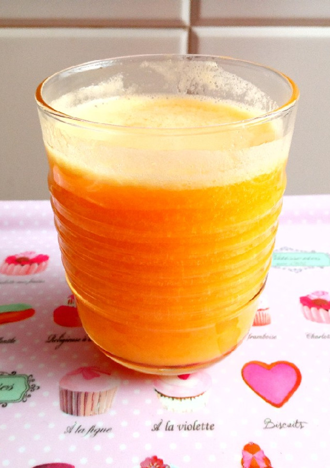 Una foto de Zumo de plátano, manzana y naranja 🍌🍎🍊