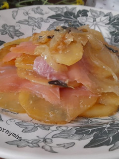 Una foto de Salmón con patatas panaderas y emulsión de naranja