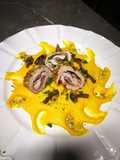 Involtini di tacchino su letto di purè, curcuma e chiodini