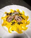 Involtini di tacchino su letto di purè, curcuma e chiodini