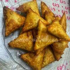 A picture of Chicken samosa.