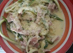 Una foto de Fideos de Zapallo italiano con crema y jamón | Método grez
