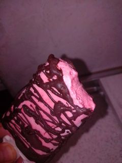 Una foto de Helado de fresa, queso y chocolate negro